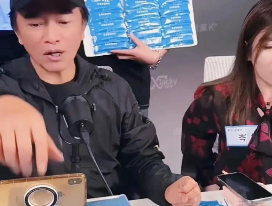 阿雅前脚刚被吴宗宪在直播中骂了，说她和大小S都是一丘之貉，后脚阿雅又出来上节目缅
