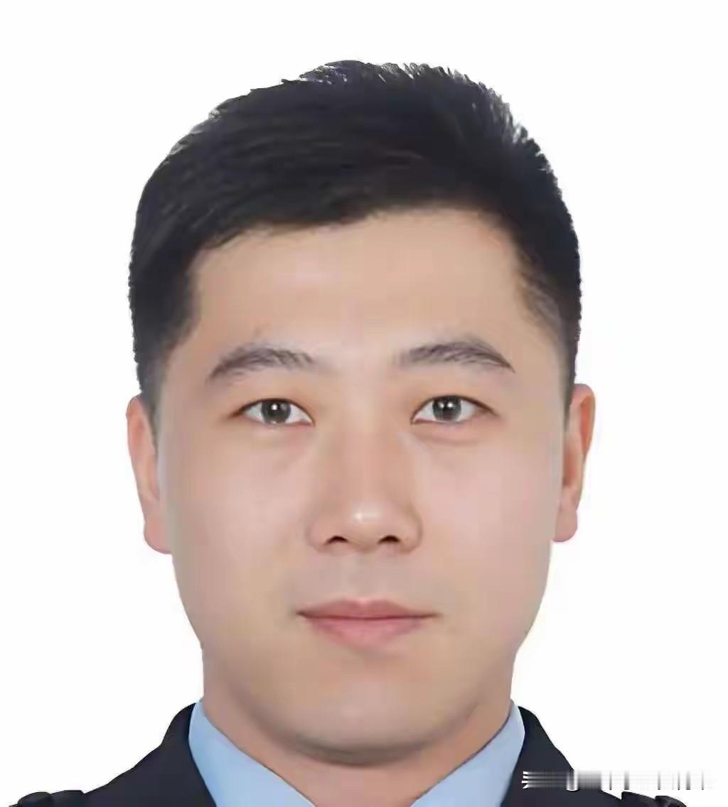 果然钱能养人，这个41岁的县公安局局长，看着像20多岁小伙子一样！1985年