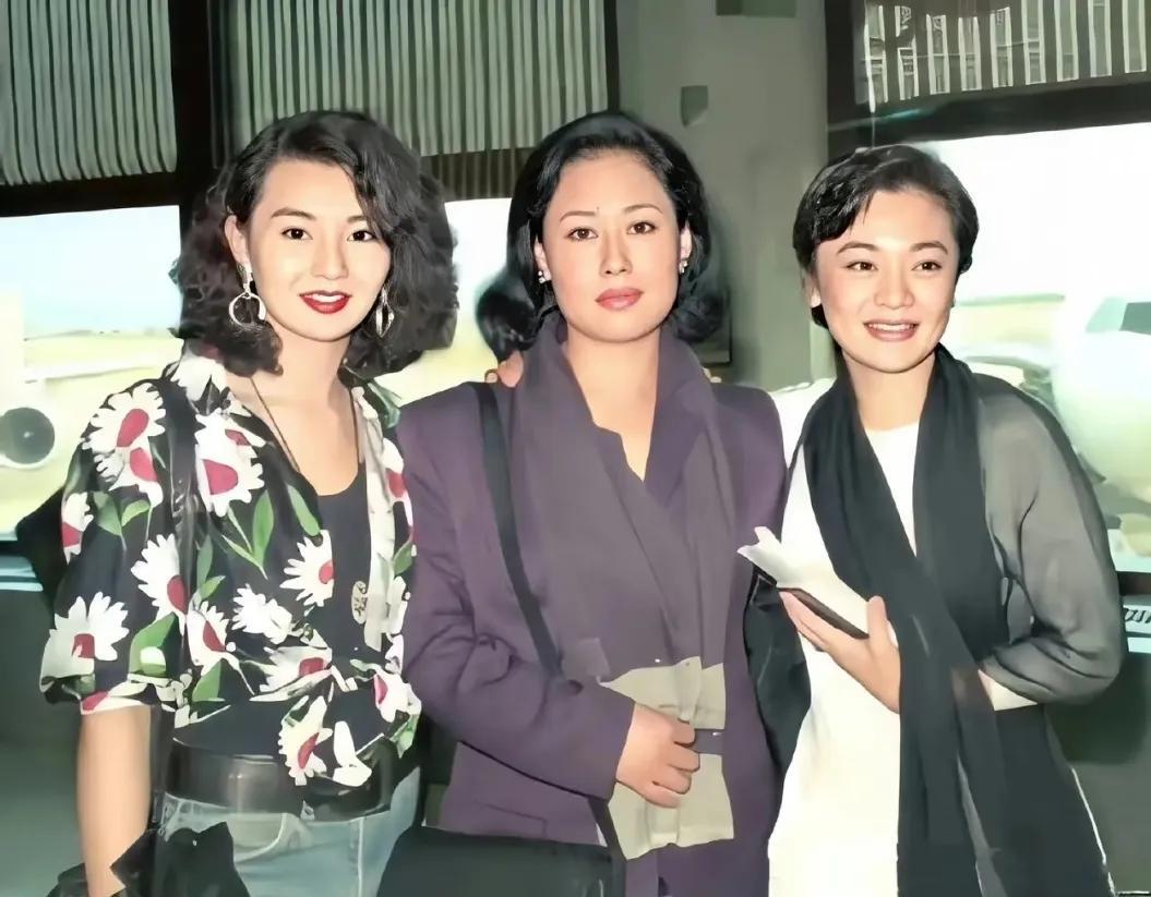 1993年快门咔哒，刘嘉玲被两大神颜夹击，竟没输。她抢镜不靠脸，靠“笑到耳根”