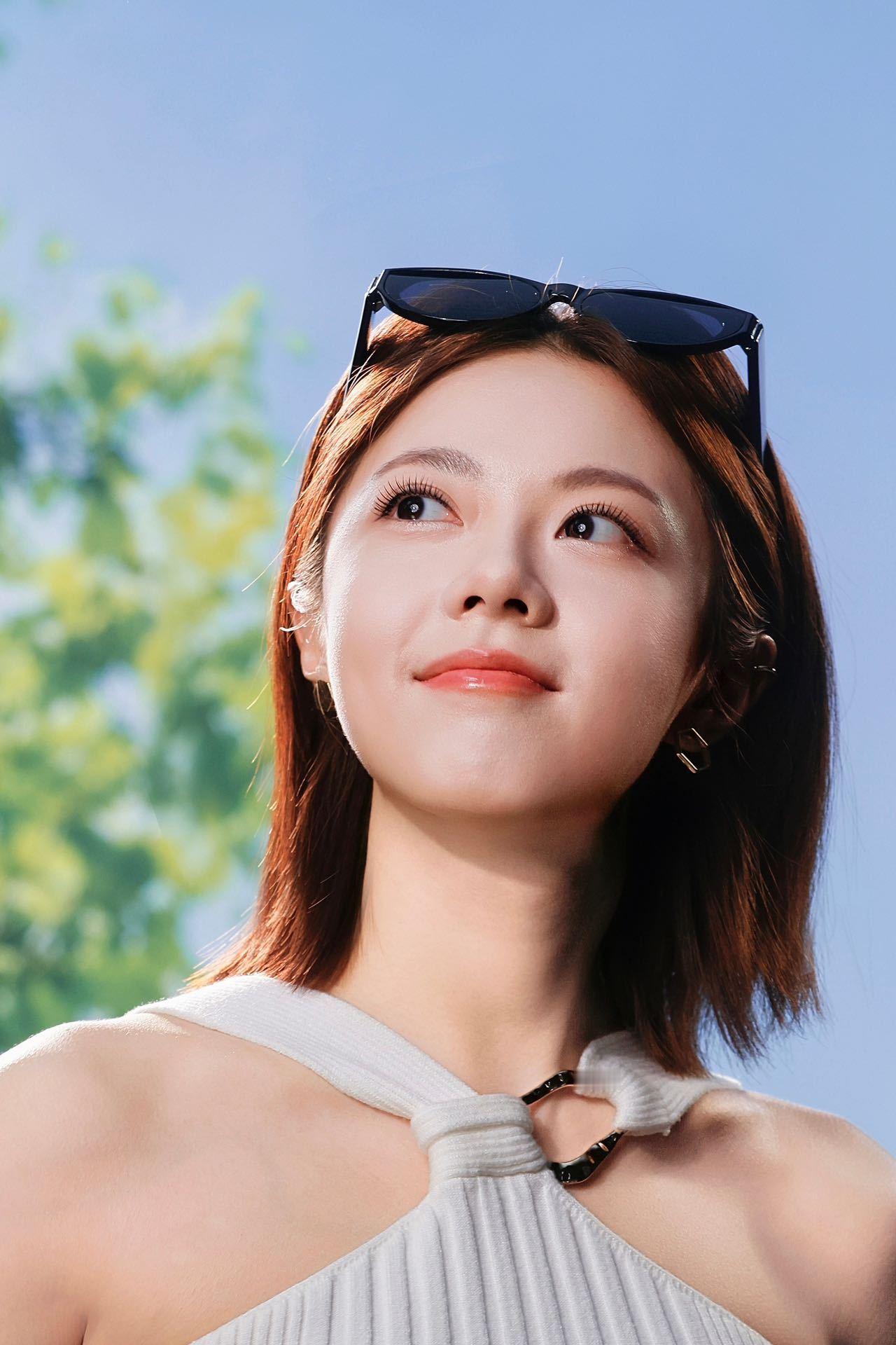 赵今麦职场女精英造型赵今麦怼脸拍看赵今麦真的有吾家有女初长成的感觉，怼脸拍好明