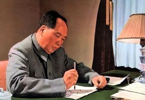 毛主席他老人家在开会记录时，用的好像是毛笔，桌上放的蓝色小碟子，好像盛墨汁用的。