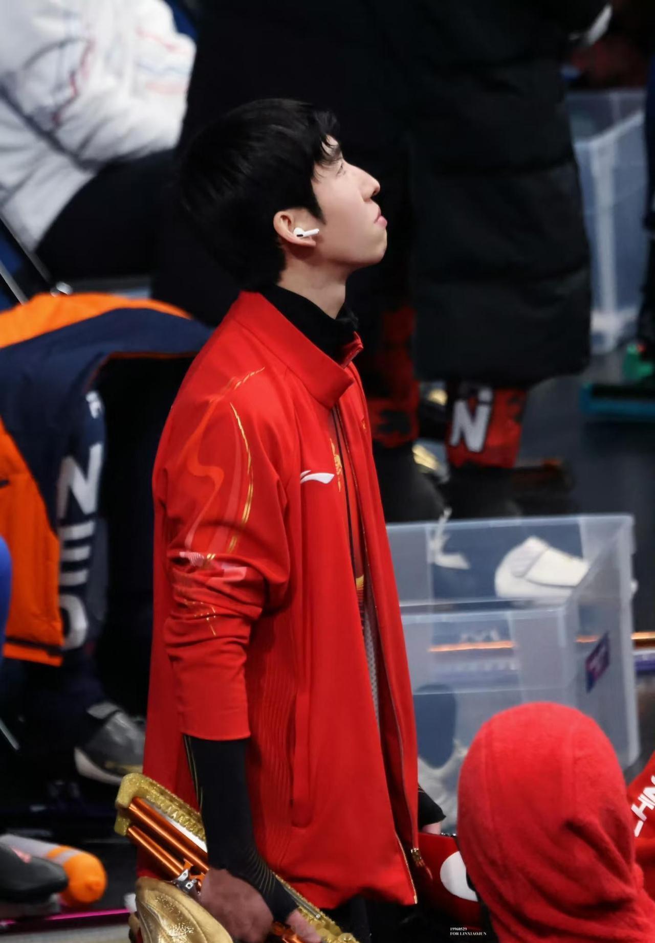 林孝埈眼底的光，熄灭了。不是输了比赛，而是人心。外界争论，他扛下了所有。你