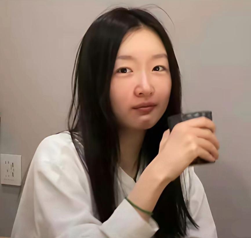 周冬雨的素颜照：秀发垂肩，浅淡春山，齿如编贝，笑容灿烂，眼袋明显，鼻头圆大，单薄