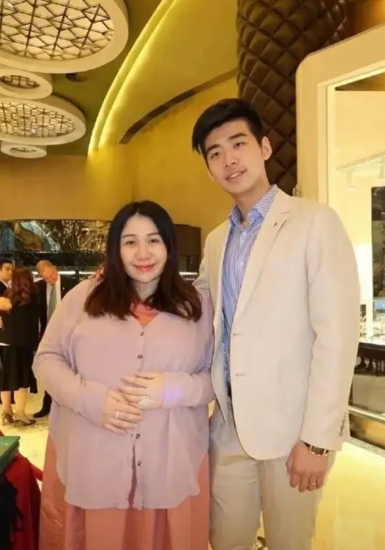 赌王家千金何超盈太猛了！以前胖嘟嘟220斤，愣是咔咔减肥，直接瘦成纸片人！现在她