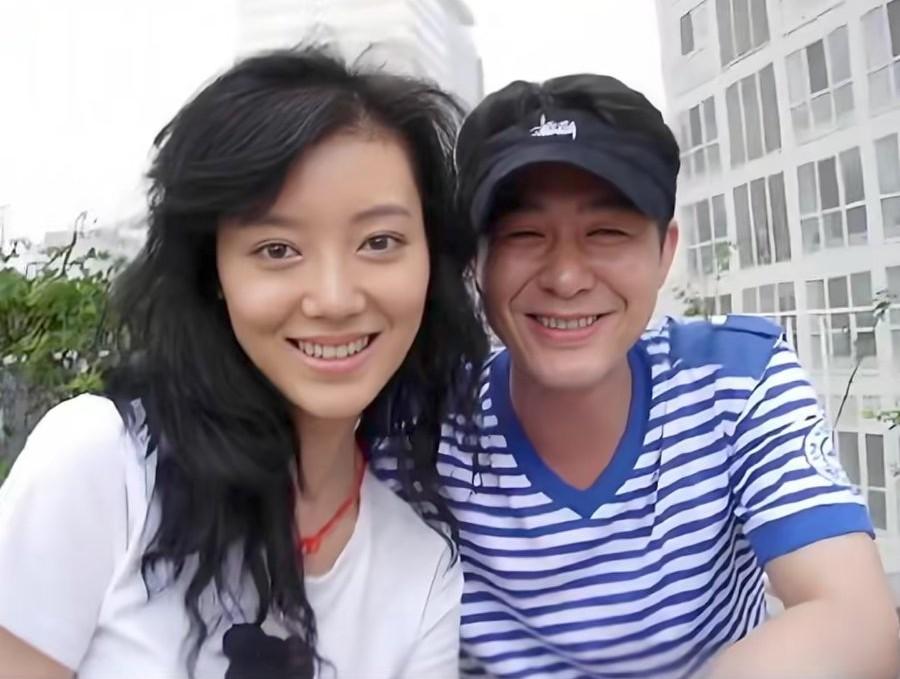 这是张颂文与车晓早期的一张珍贵合影，两人同为北电表演系2000级校友，张颂文年长