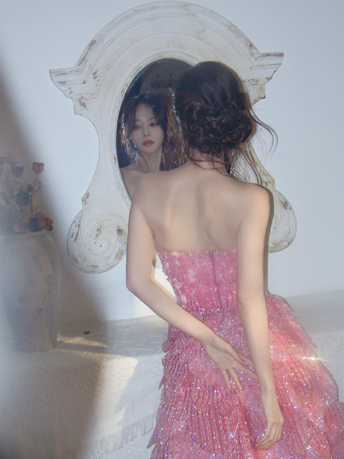 李一桐粉裙ccd​​​​李一桐粉裙ccd,温柔优雅韵味十足，是谁疯狂心动啊~