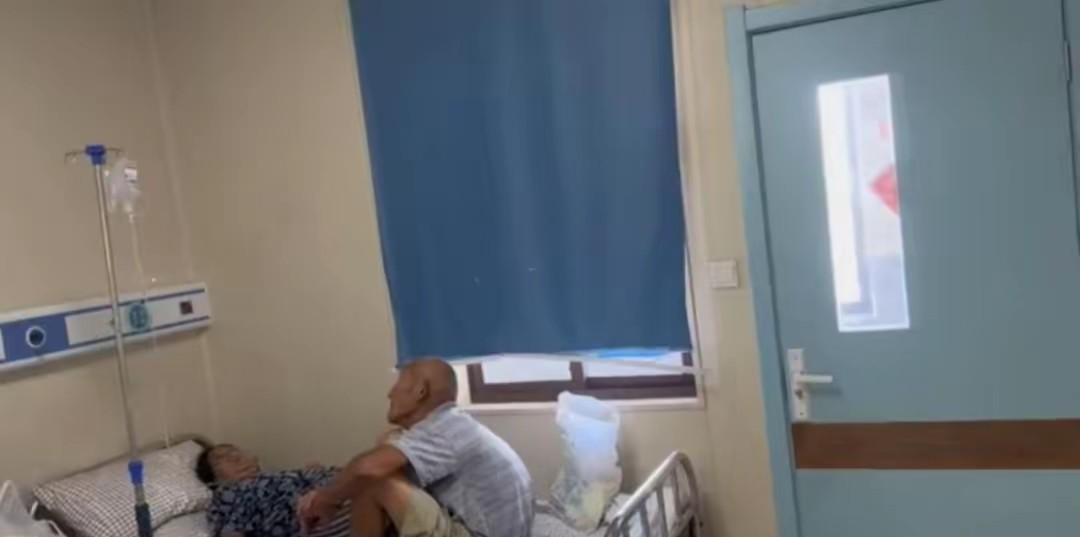 因为生病住了几天院，隔壁病床是一位七十多岁的老夫妻。老爷子已经佝偻着背，除了拿药