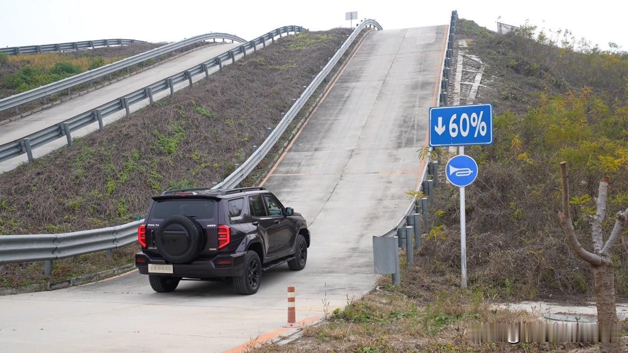 让魏建军当司机，这待遇太爽了吧。最近，长城魏总载着电竞顶流梦泪，在徐水试验场