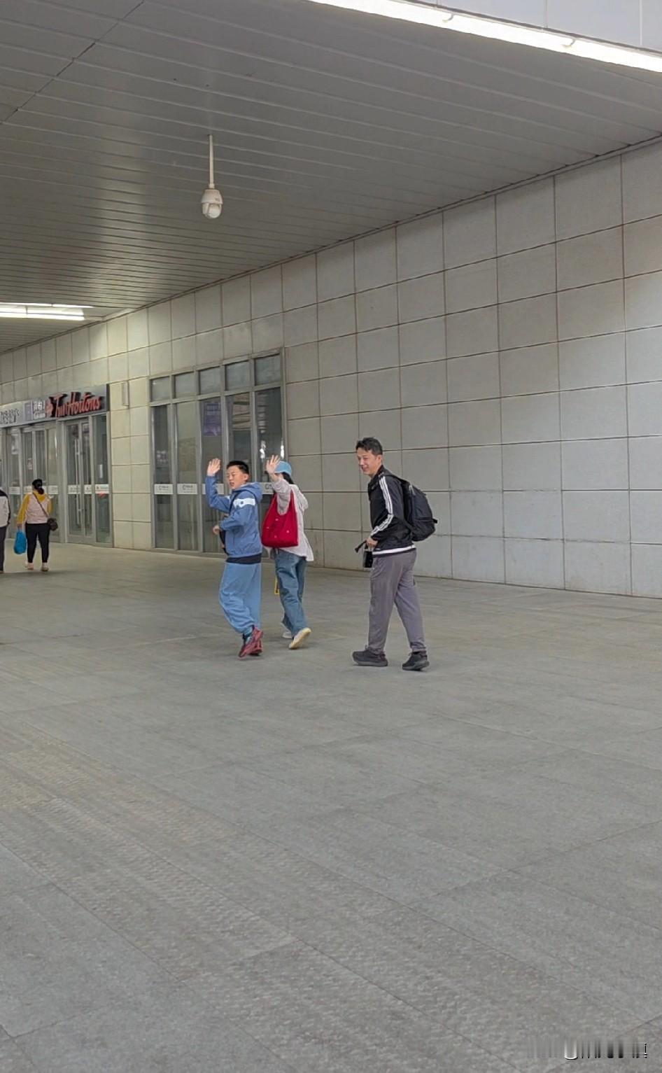 这么多年来，我最不愿意做的事情……就是去车站送他女儿一家。站在原地，努力微笑