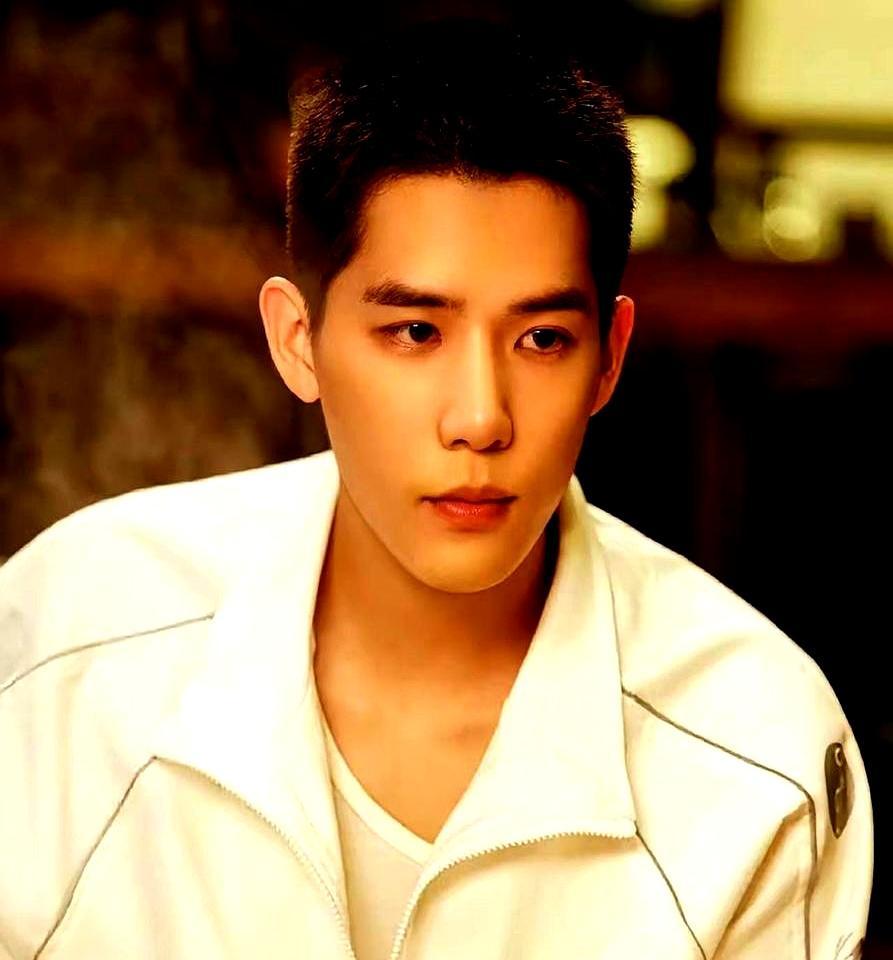 《现在就出发》里，王安宇一激动就抢话，沈腾啥也没说，只把二郎腿一翘，镜头立马回到