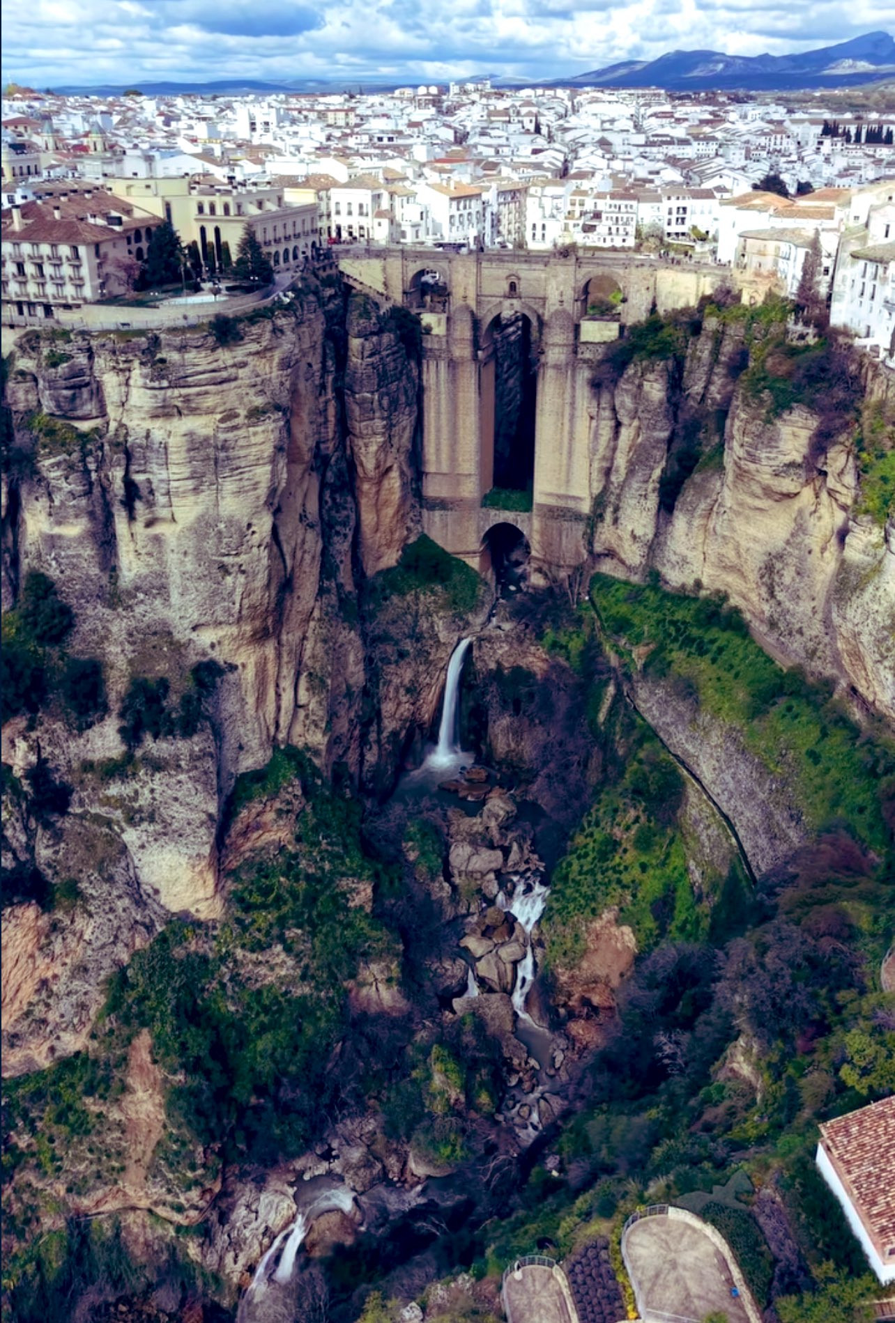 西班牙龙达建在高高的悬崖上，城中有一座标志性的大桥，横跨120米深的峡谷，将城市