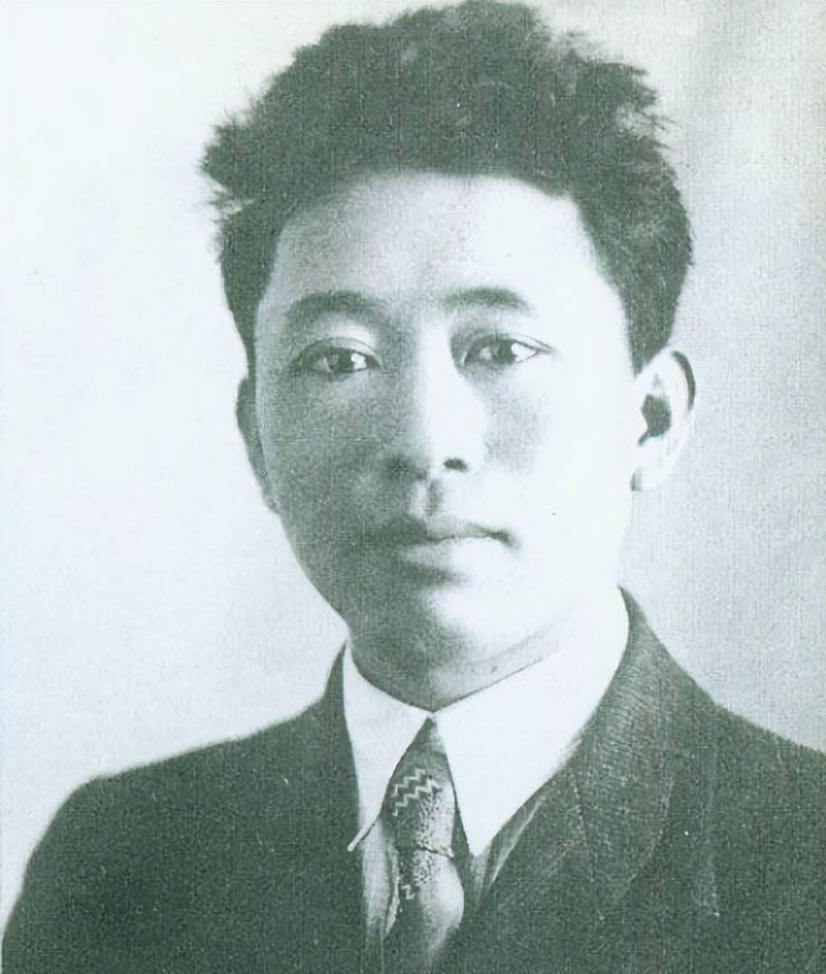 1955年，空军司令刘亚楼正坐在会场看节目，岂料看到一半时后排一个中校竟把脚放在