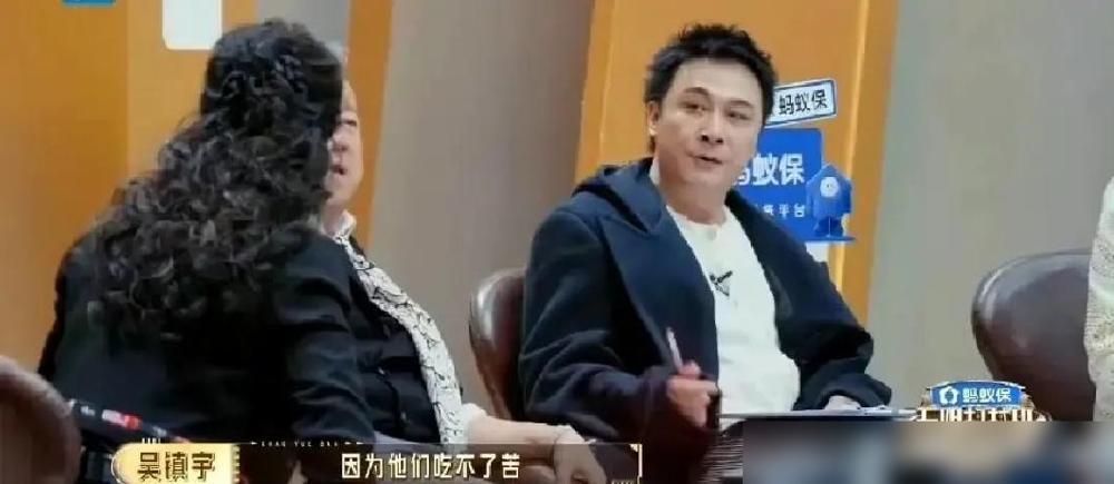 别再心疼那些科班演员没戏拍了。我告诉你，根本不是短剧看不上他们，是他们自己，先被