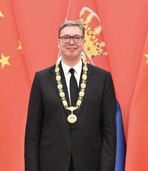 武契奇获得中国勋章一个月后突然公开表态：要努力加入欧盟。武契奇这次不是简单“转向