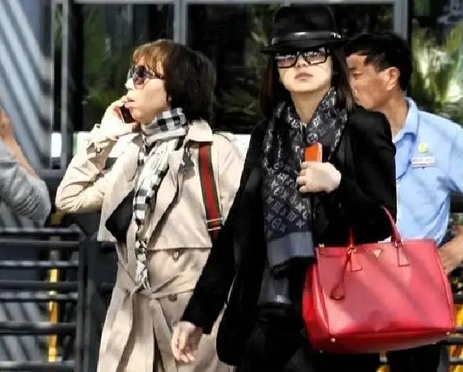 15万一只包，11岁王诗龄拎得动吗？她刚放寒假，从英国飞回香港。李湘没让女