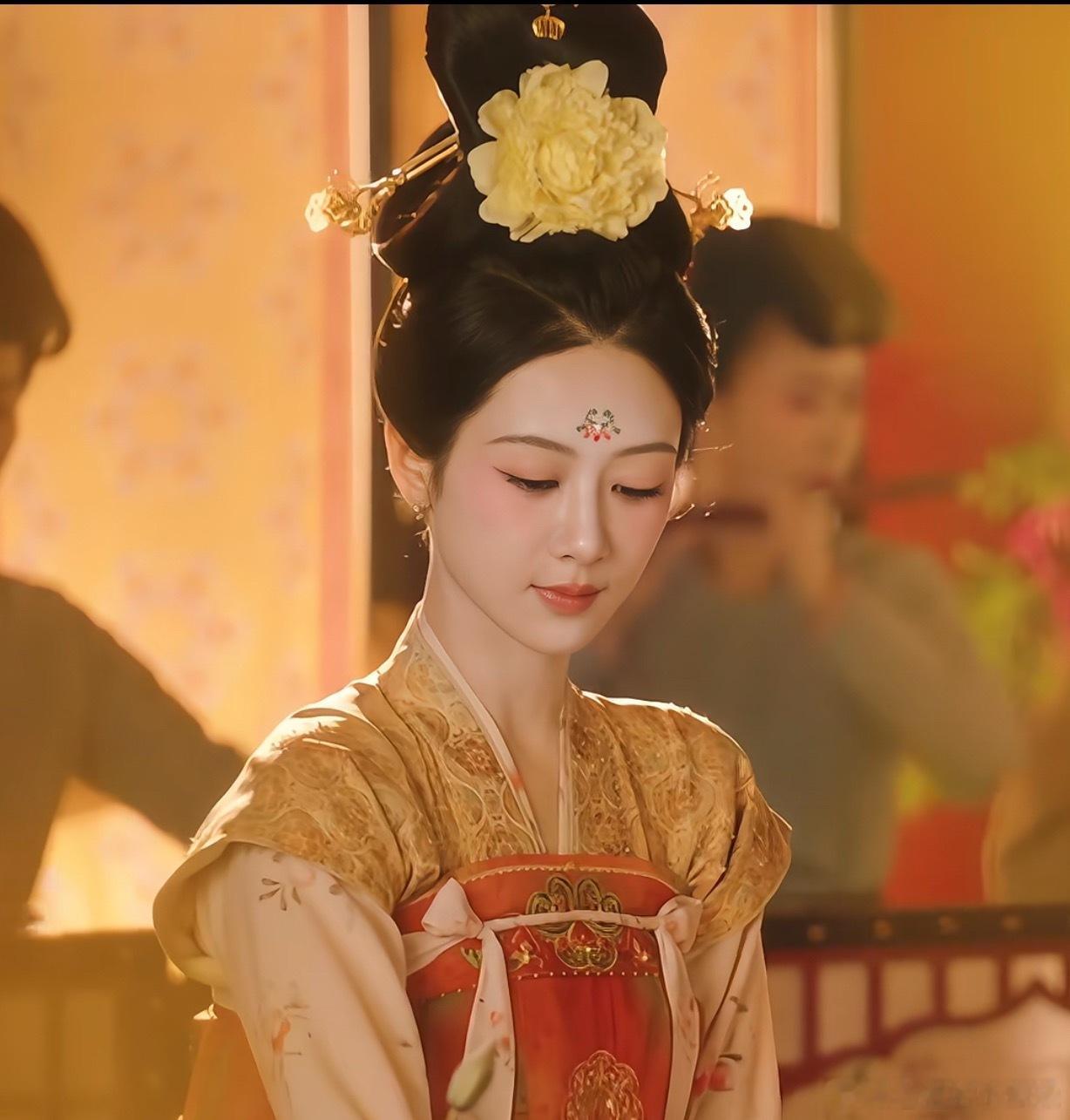 没人觉得攻玉这个发型很国色芳华吗？金簪变成了玉簪，黄花变成了白花，贴头皮的三角形