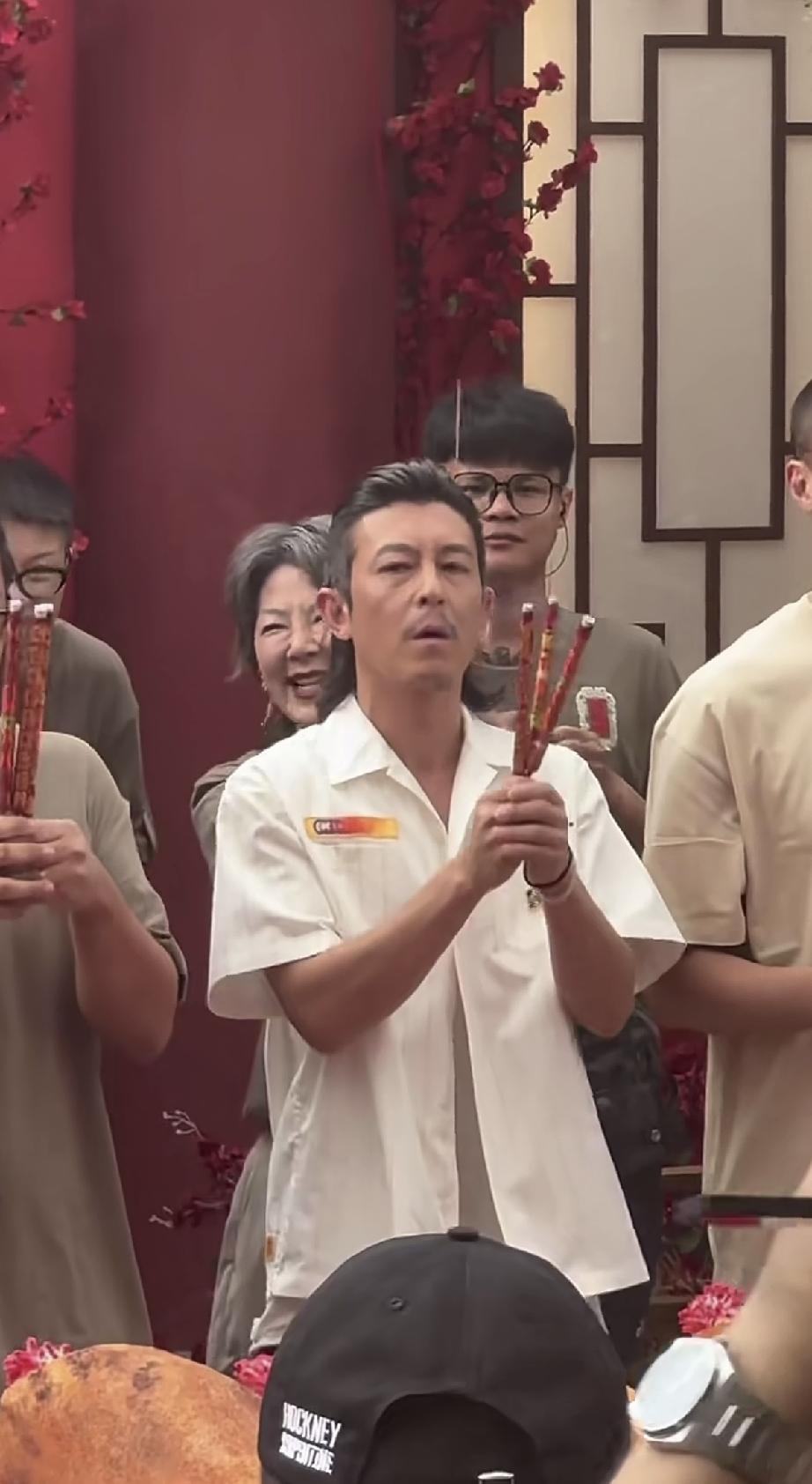 9月17日，陈冠希是不是缺钱了？在马来西亚槟城拍电影，开机仪式他烧香祈福，把手举