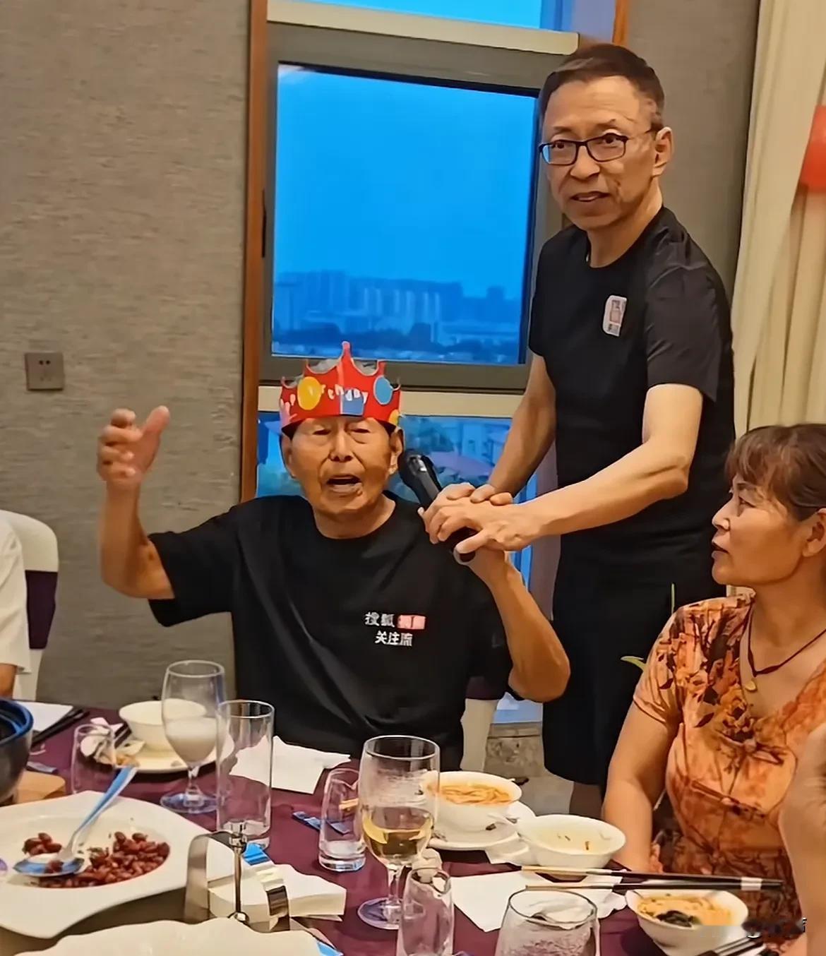 61岁张朝阳给父亲办百岁寿宴的现场图流出，老爷子身穿搜狐的工装，精神头十分好，让
