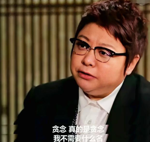 一次韩红着急上公共场所，大妈在门口却说：“上厕所要五毛钱！”韩红身上一份没带，就