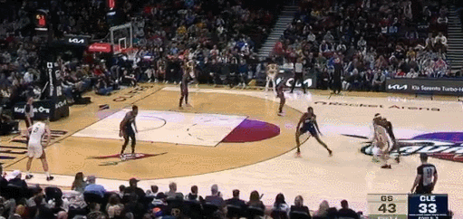 这是一场不错的范例比赛，有一个持球开发者配合勇士体系的重要性，大多数人不停球迅速