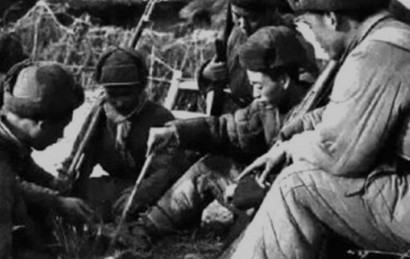 朝鲜战争中，一位工兵班长带领着几名战士挖掘坑道，然而美军的火力异常猛烈，前沿阵地