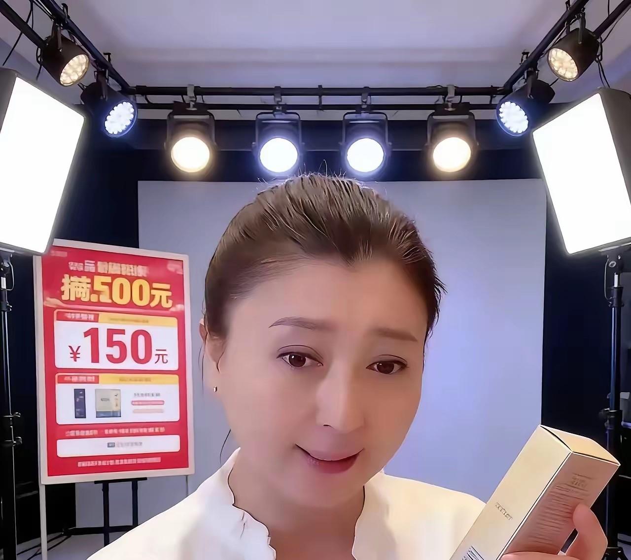 闫学晶昨晚开播了，卖29.9的洗衣液。满屏弹幕骂声一片，她却完全不受影响！心