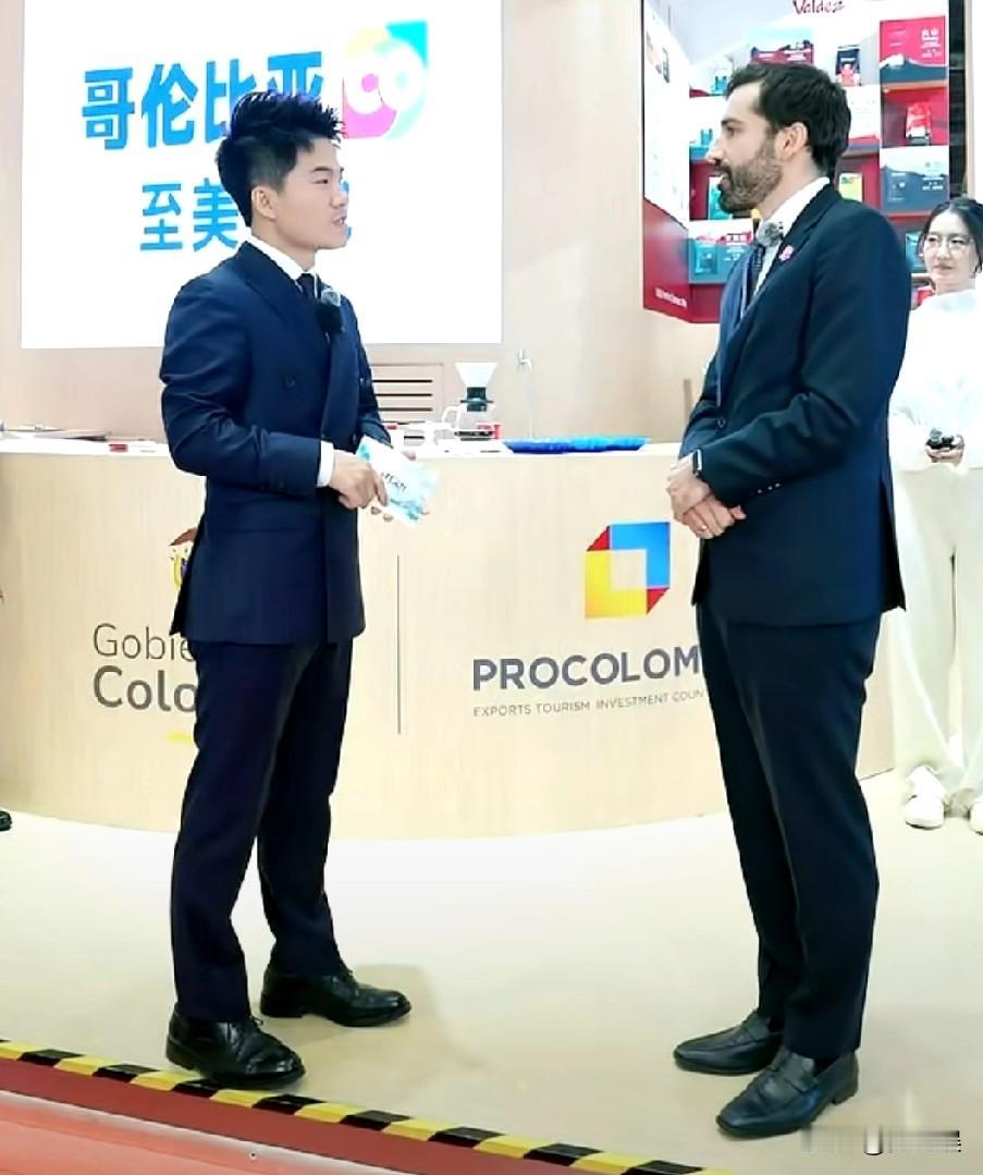 董宇辉，你好，哥伦比亚代表：你好，很高兴见到你！董宇辉：你会中文！哥伦比亚