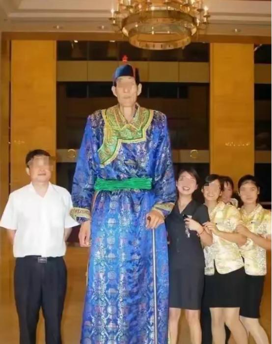 拥有2.36米惊人身高的“中国第一巨人”鲍喜顺，前半生饱受体型带来的重重磨难，5
