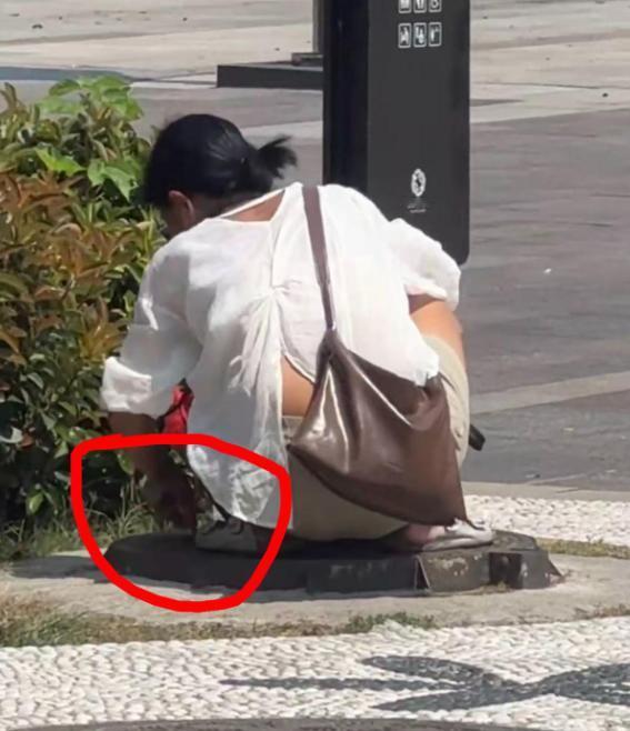 全网刷屏恐慌！西安女子偷偷往井盖塞不明小管，路人吓坏，真相让人哭笑不得。视频