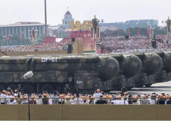 这场阅兵之后，美国人开始反思了，他们不理解，为什么美国2026年的军费都破1万亿