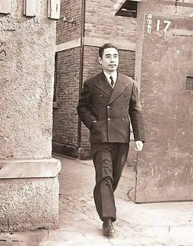 1927年，北伐军团长鲍靖中听说抓到一个共党，他兴冲冲地走进审讯室。却意外地发
