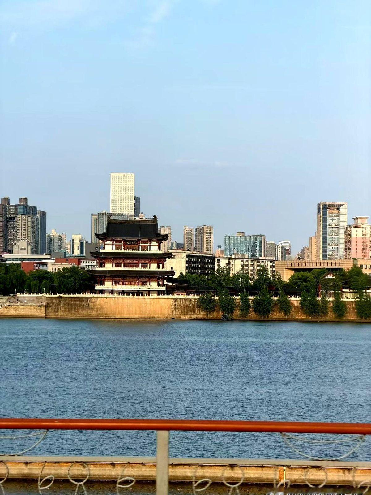 US世界最新大学排名中，港前五与QS世界大学排名为何不同呢？US排名那家伙就一