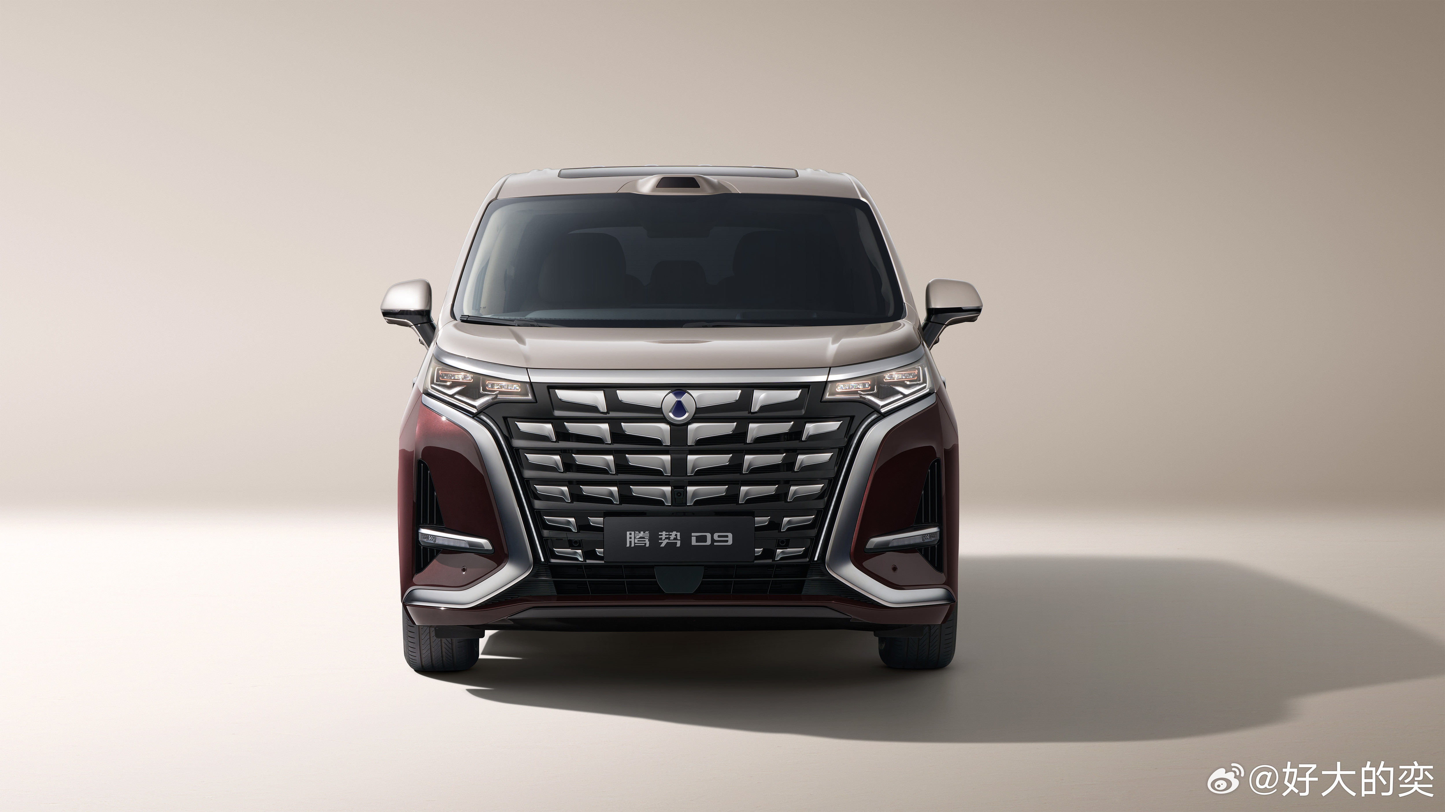 千呼万唤始出来。第二代腾势D9今天正式官宣了。充电方面，5分钟充满，9分钟充满，