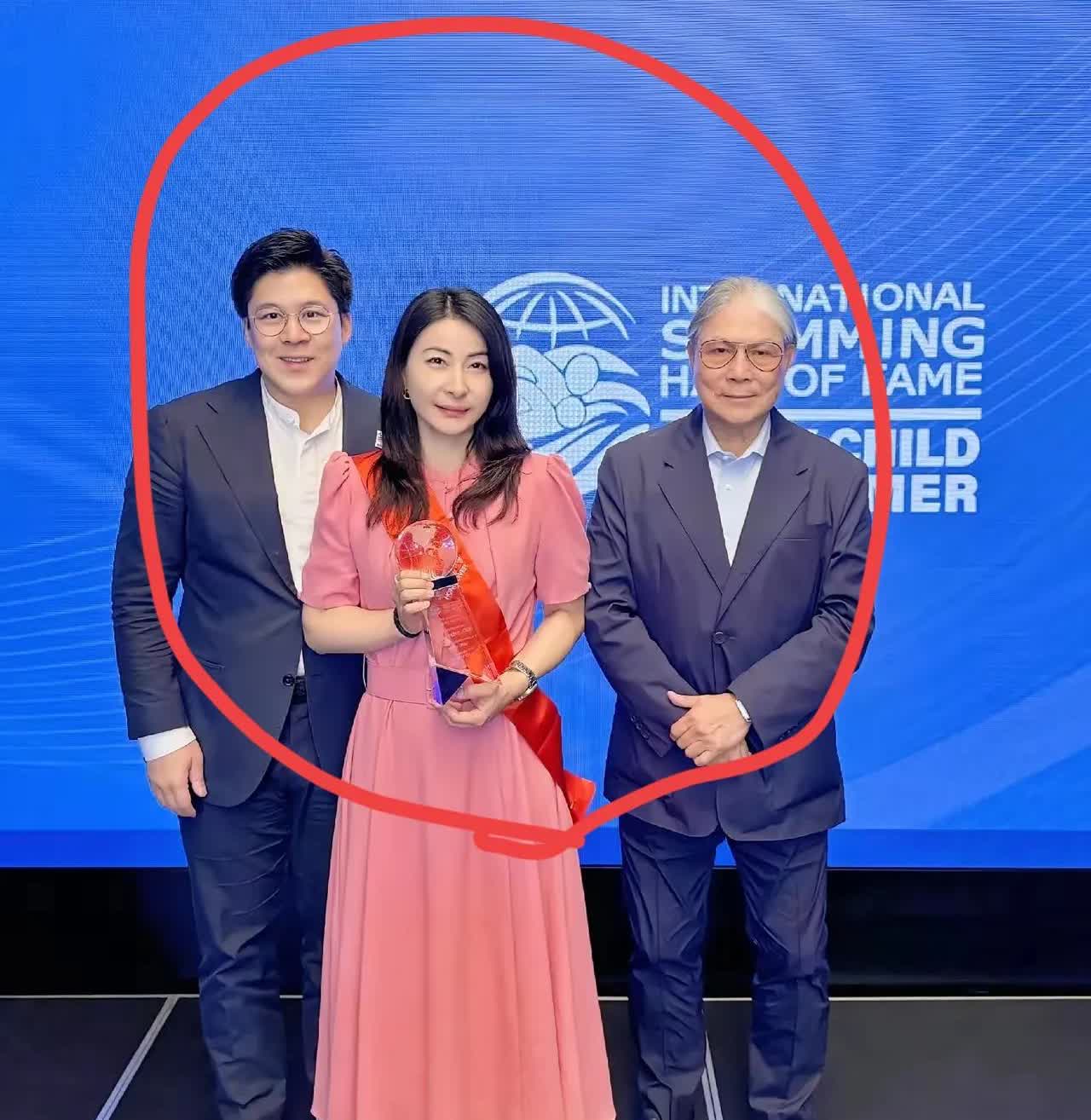 79岁的霍震霆又成全网最开心的人啦！不是二儿子要结婚，而是儿媳妇郭晶晶又带着他去