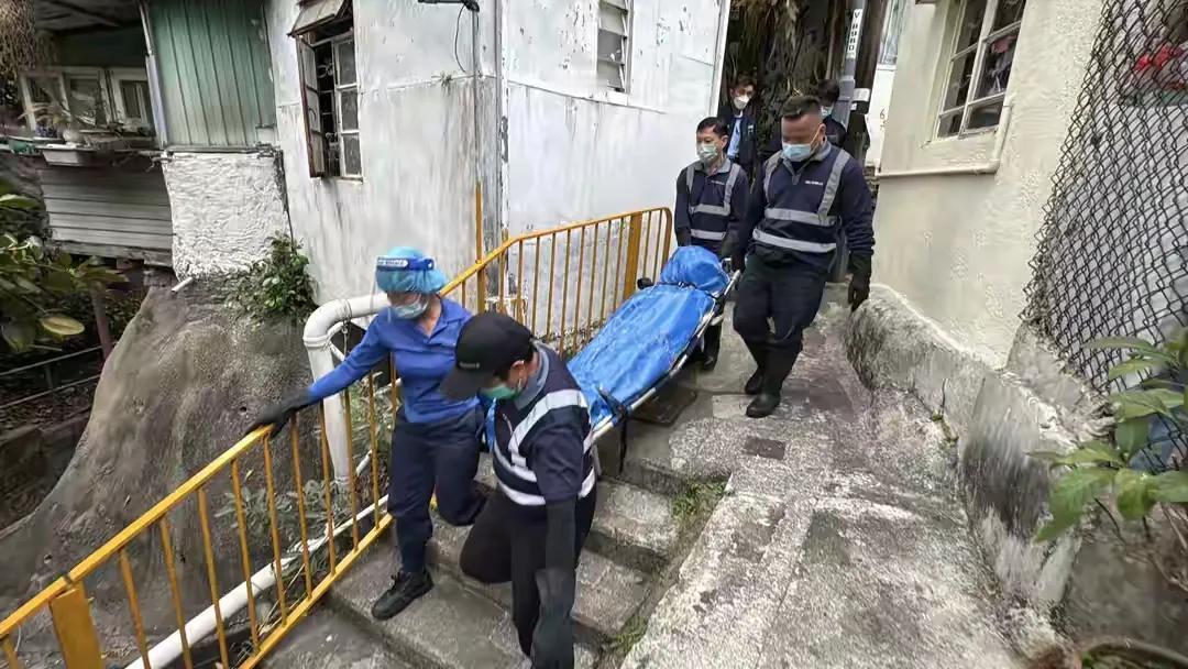 一63岁的清洁工被他的妻子用做饭的炖锅击伤了头部后死亡。他二十四岁的女儿放学回来