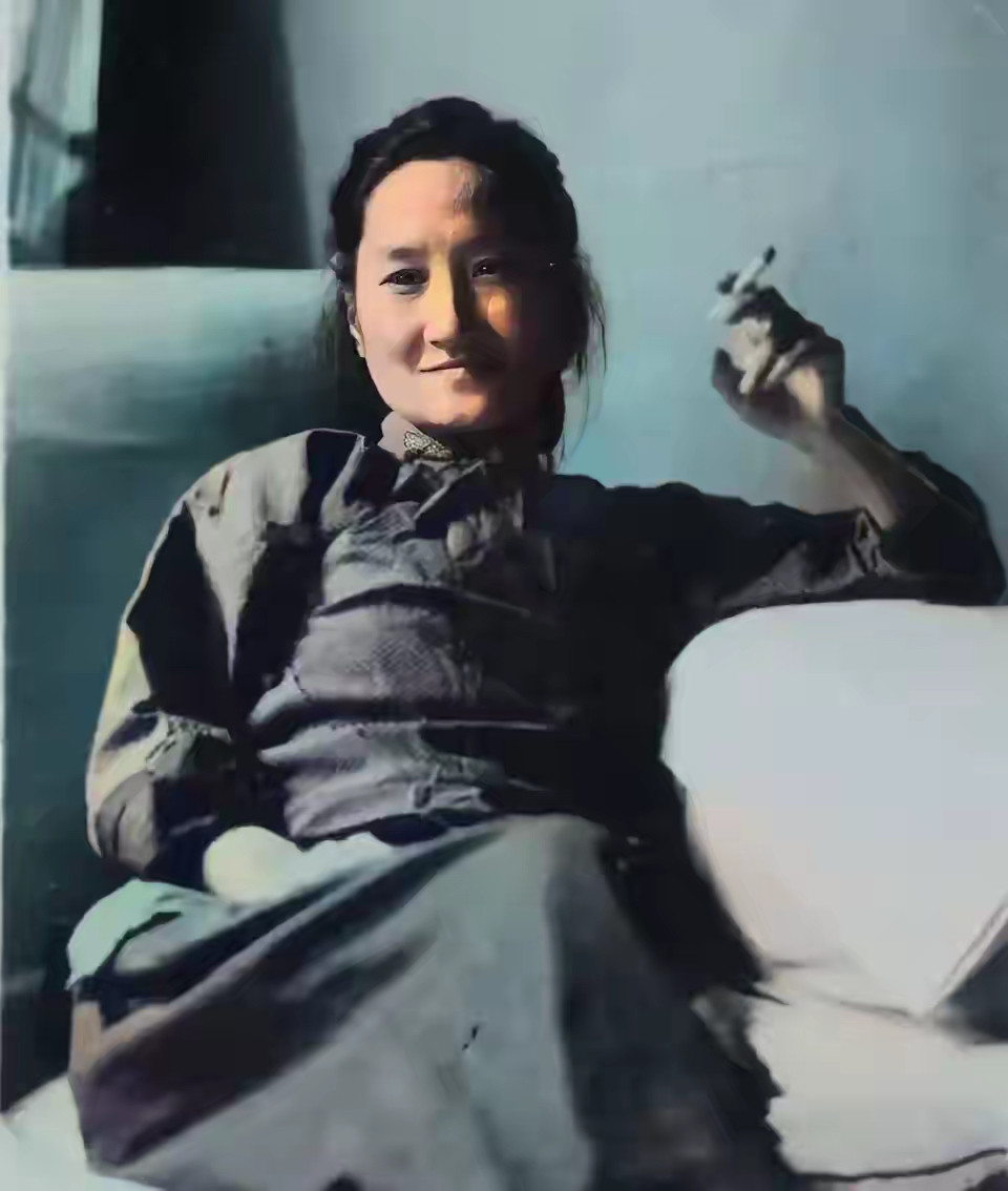 当年，陆小曼穷得揭不开锅，日本人带着1000块大洋送上门。陆小曼故意邋里邋遢，穿
