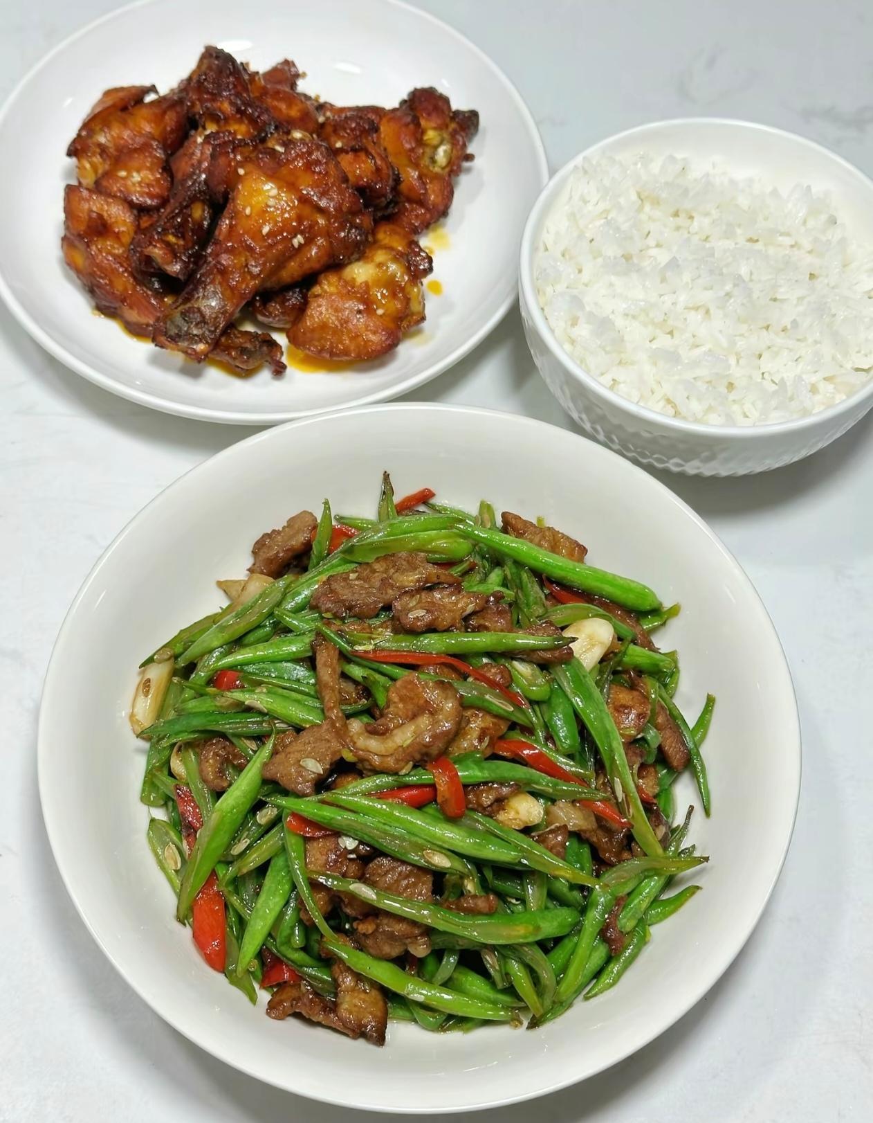 我发小在武汉做家政，接了三份做饭的单子，收入可观。其中有一位雇主是企业高管，
