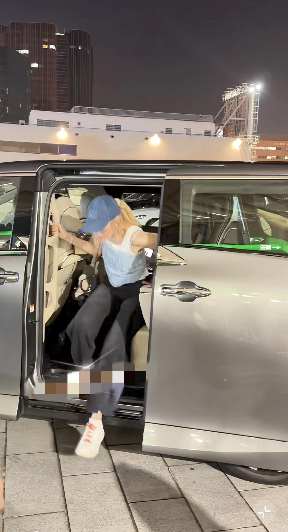 4月26日，李嘉欣现身草蜢演唱会首场，一下子瘦了不少，又恢复了年轻时的气质，看着