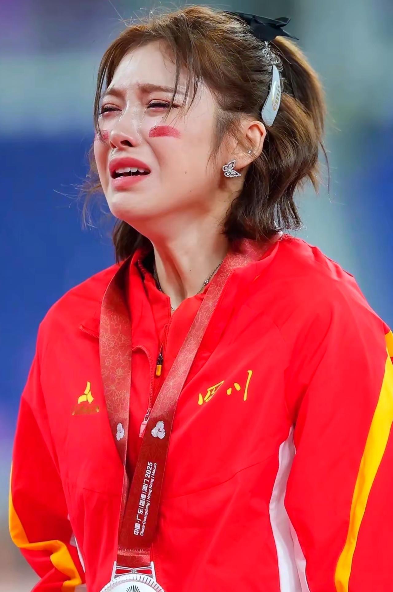 28岁的吴艳妮给所有运动员都提了个醒。吴艳妮在领奖台上哭了，这眼泪里藏