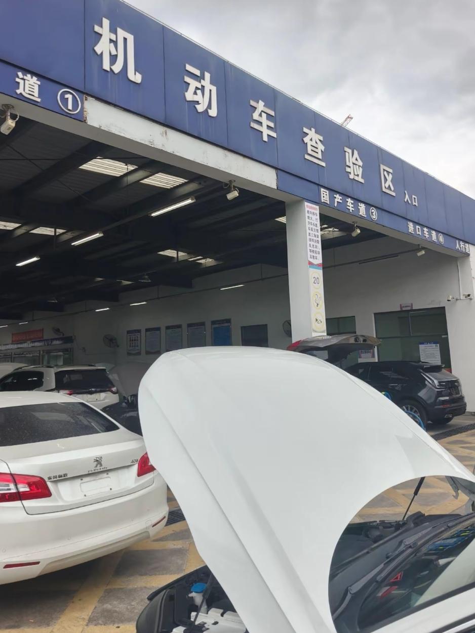 虽然我没买过二手车，但我卖过车，配合人家办过过户。先让卖家把违章全清了，有抵押的
