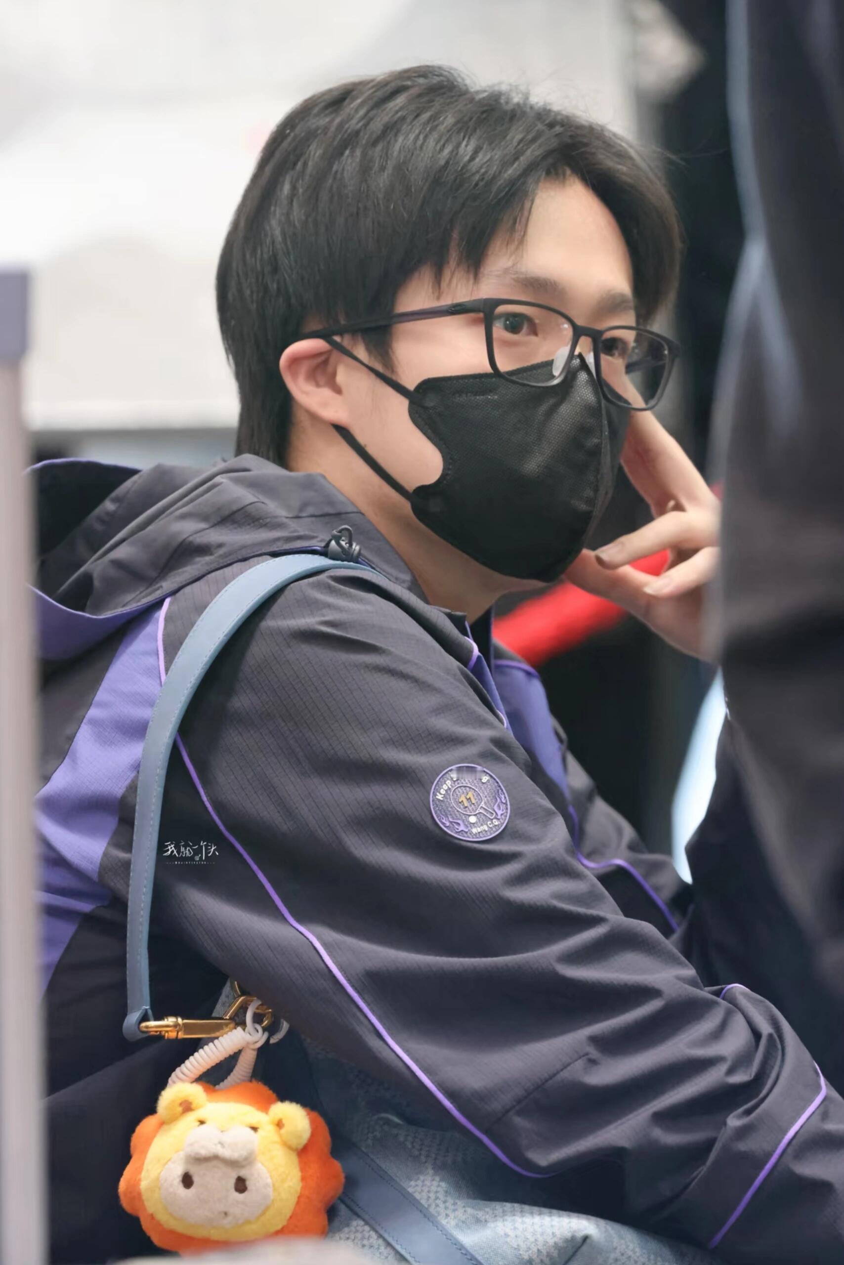 王楚钦带着HOHO出征世乒赛小王带着HOHO一起出国终于看清楚HOHO的正脸了，