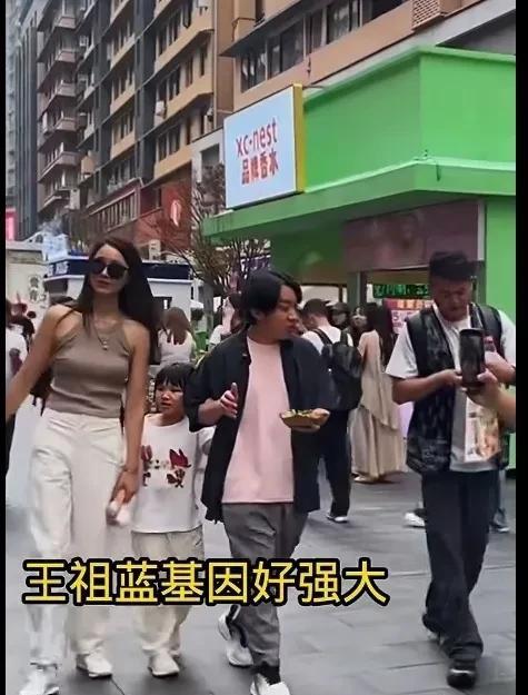 王祖蓝一家打卡贵州宝贝一副娇憨样，只是这孩子身上一丁点儿都没有妈妈李亚男的影儿