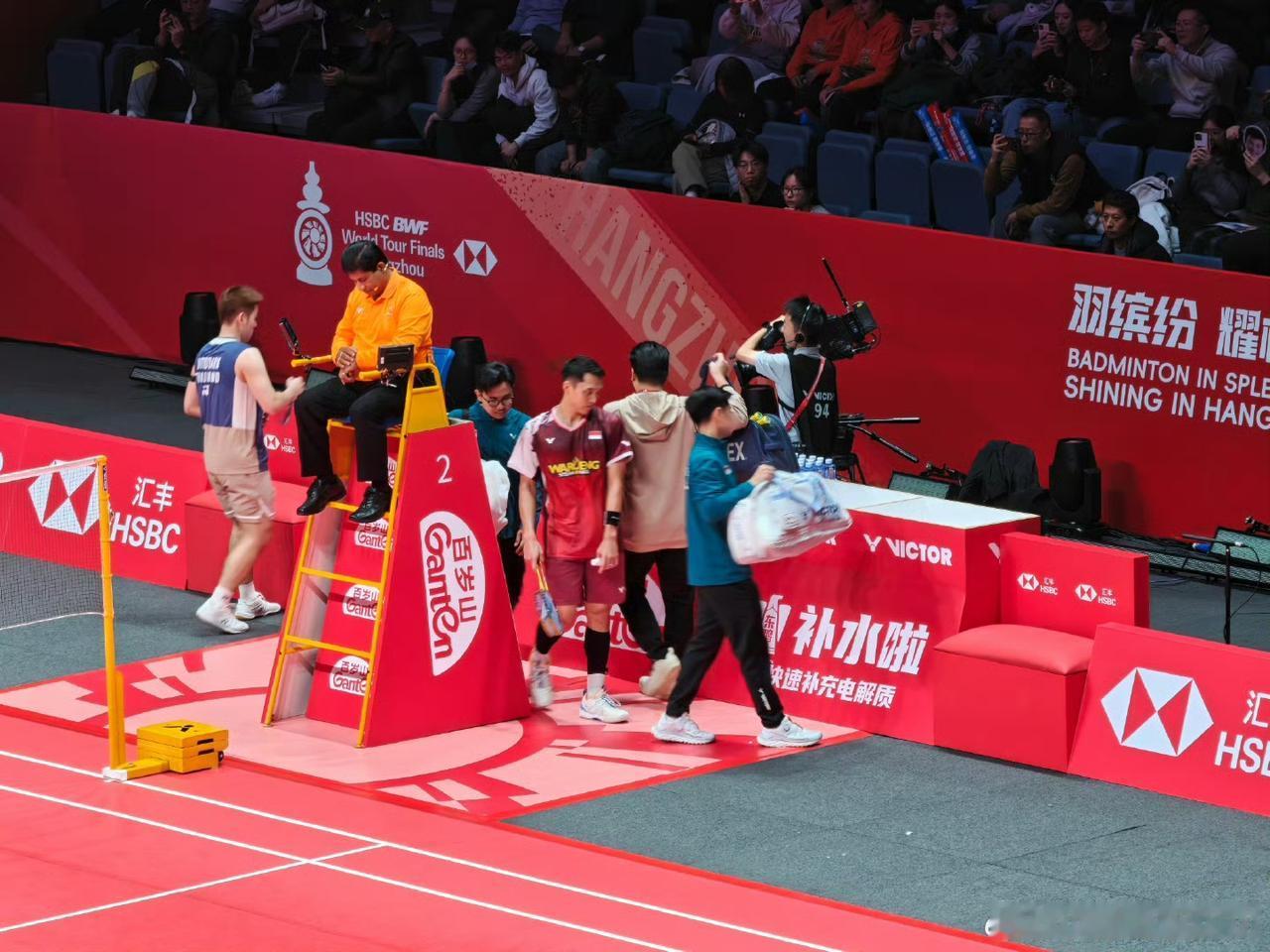 第一局昆拉武特🇹🇭21-10先胜🇮🇩乔纳坦！乔纳坦🇮🇩咋回事啊