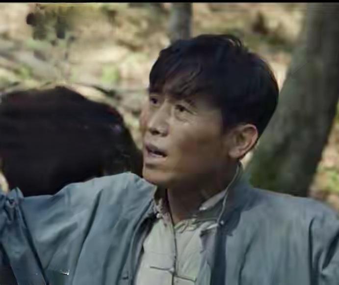 追剧《归队》昨晚剧情有一个片段没有看懂。汤德远（李乃文饰演）在街上看见鲁长