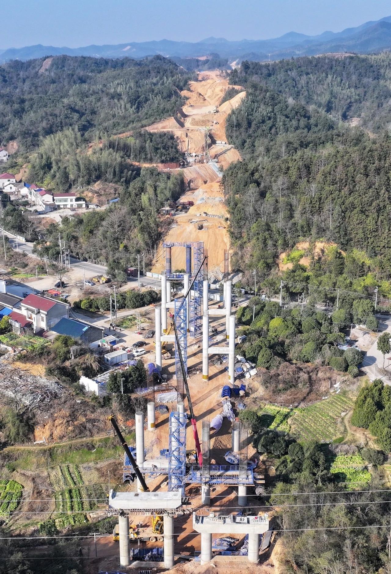 浏江高速建设全速推进第四标最长大桥进度超60%1月14日，天气晴好，浏江