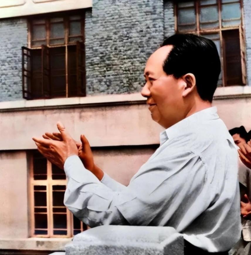 1949年9月30日，毛泽东以575票当选主席，距离“满票”缺了一票，周恩来找到