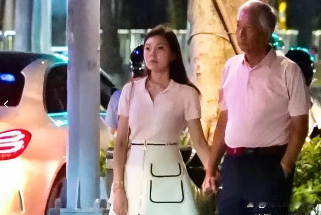 75岁郭台铭牵手51岁曾馨莹，台北深夜穿粉色情侣装一起散步！