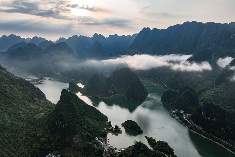 浩坤湖景区位于广西壮族自治区百色市凌云县，喀斯特峰林拔地而起，碧绿湖水缠绕座座青