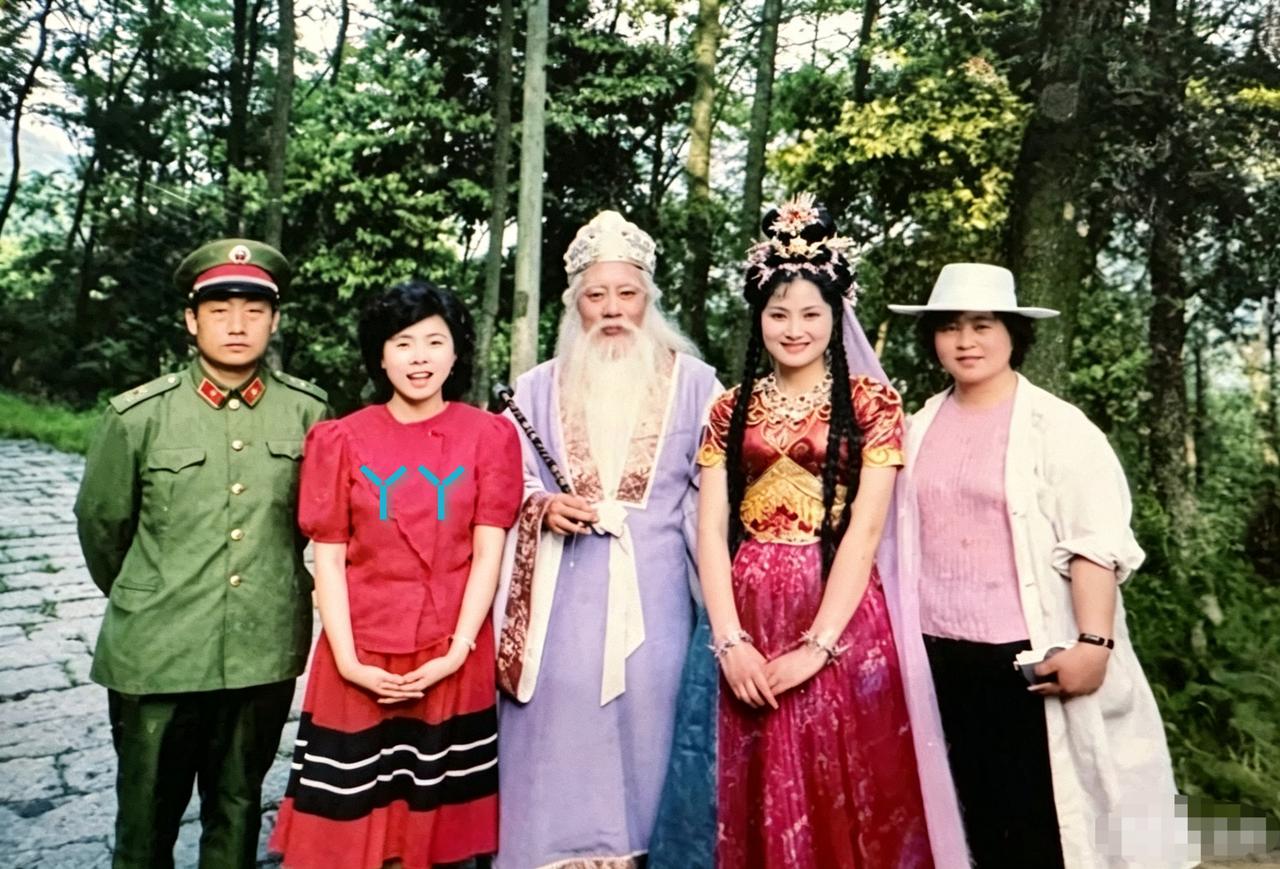 80年代，杨洁导演女儿丫丫，在《西游记》拍摄片场，一张罕见的留影。当年丫丫