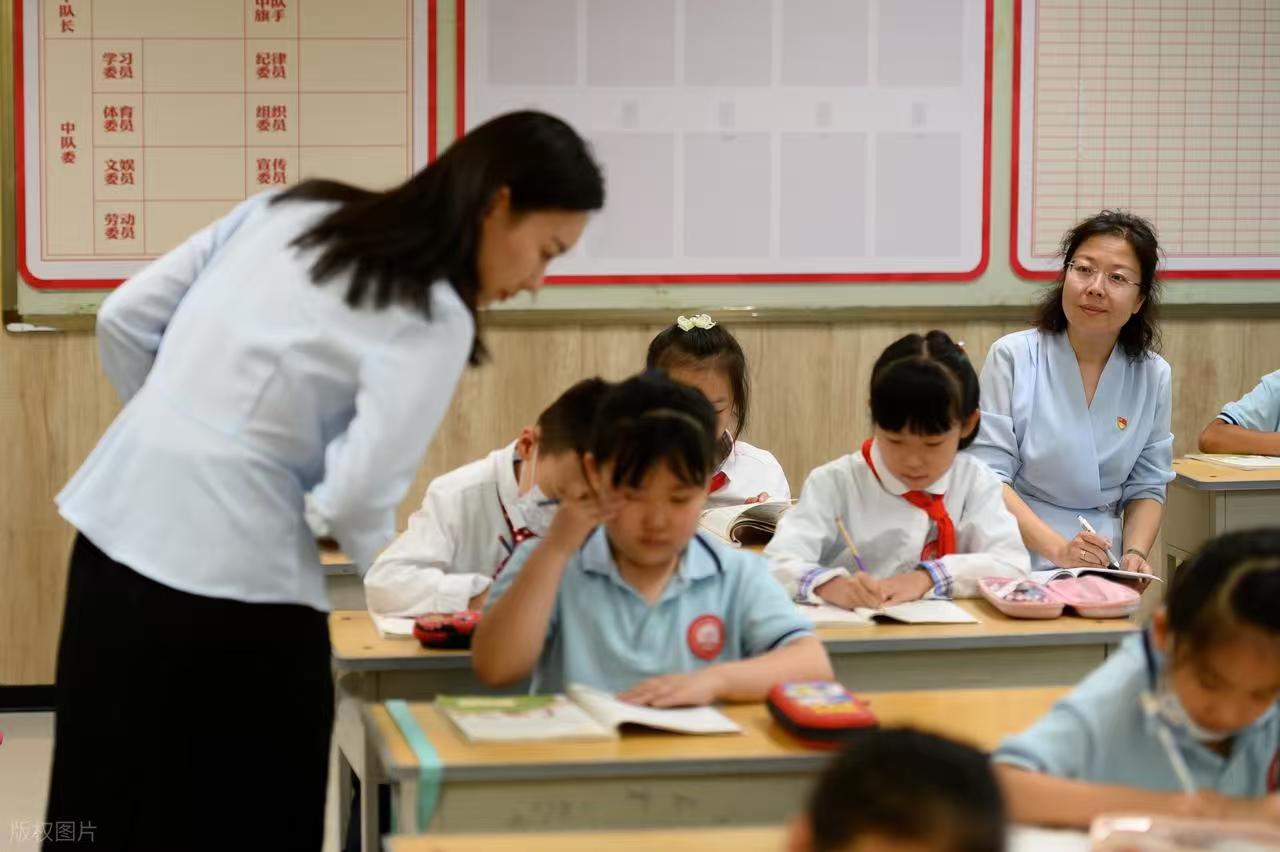 看教育部的新春第一会，学校真的要变天了。首先，每天要保障学生2个小时的户外时间